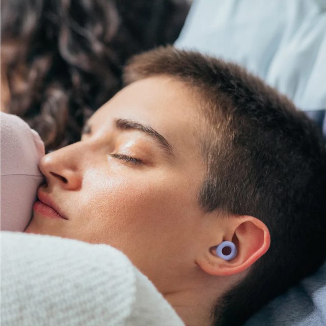Elle dort, le bouchon dans l’oreille