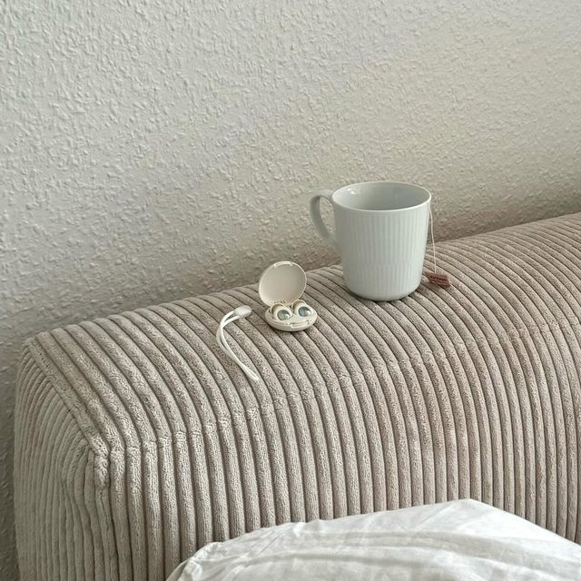 Tasse et bouchons posés sur le lit