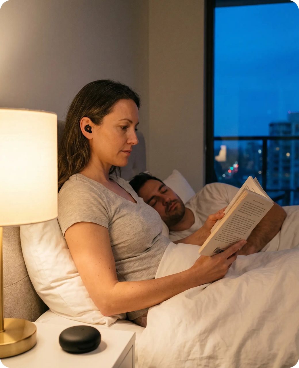 Elle lit au lit avec le Wav Dream, lui dort à côté