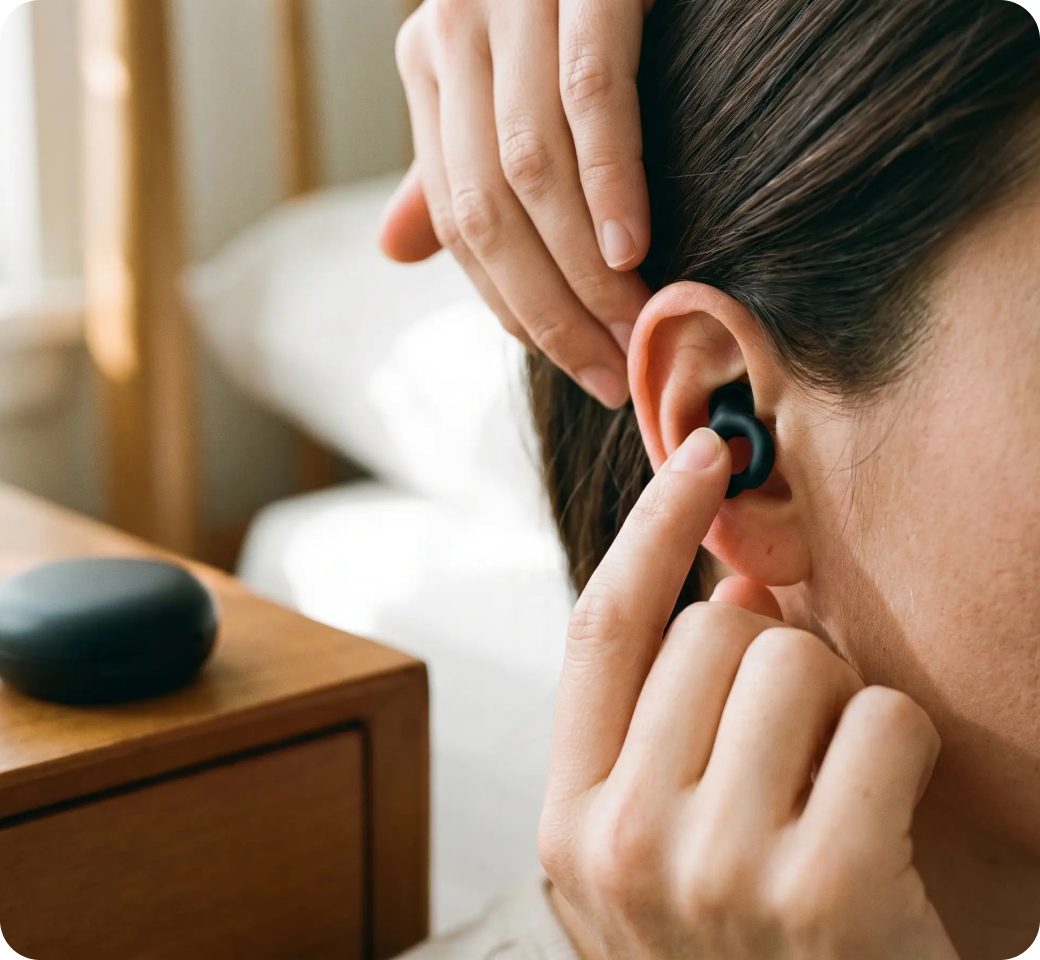 Mains posant le Wav Dream dans l’oreille